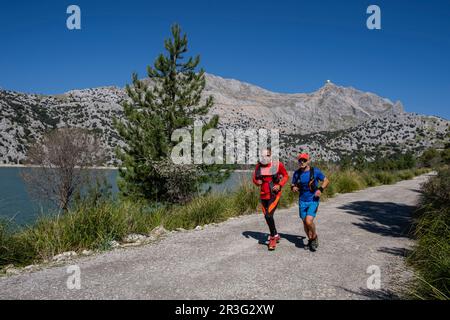 Due corridori sul sentiero Cúber, percorso a lunga distanza GR 221, Escorca, Maiorca, Isole Baleari, Spagna. Foto Stock