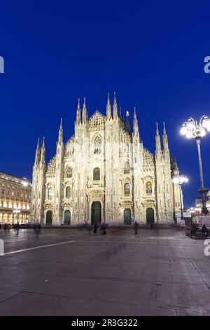 Cattedrale di Milano Duomo di Milano chiesa di Milano viaggio viaggio città ritratto di notte in Italia Foto Stock