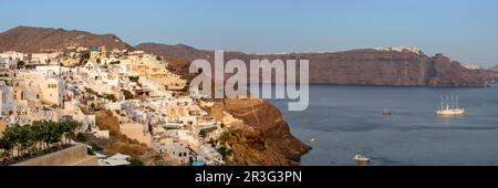 Santorini isola Santorini vacanze in Grecia viaggio città Oia sera Mar Mediterraneo panorama Foto Stock