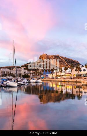 Porto di Alicante in serata Porto d'Alacant Marina con barche e vista del Castello Castillo vacanza viaggio città ritratto in Sp Foto Stock