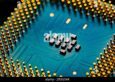 Primo piano dei microchip e dei pin sulla scheda del processore del PC della CPU principale. Foto Stock