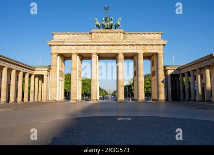 La famosa porta di Brandeburgo a Berlino di mattina presto senza persone Foto Stock