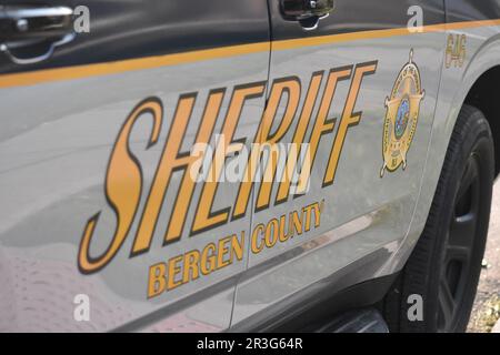 Hackensack, Stati Uniti. 23rd maggio, 2023. Veicolo dello sceriffo della contea di Bergen con il sigillo dell'ufficio dello sceriffo della contea di Bergen sulla scena del crimine. Una persona è stata sparata vicino a Carver Park sulla Second Street a Hackensack, New Jersey Martedì sera. Intorno alle 5:40:00 ora orientale. L'ufficio dello sceriffo della contea di Bergen e la polizia di Hackensack erano sul posto per indagare sulle sparatorie. I rapporti indicano che un fucile è stato usato come l'arma presunta, un'altra arma è stata recuperata sulla scena. Credit: SOPA Images Limited/Alamy Live News Foto Stock
