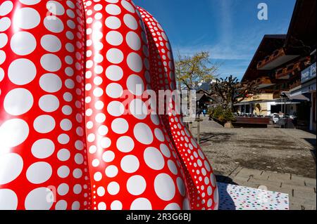 Statua di zucca colorata all'esterno di un negozio Louis Vuitton nella città svizzera di Gstaad. Yayoi Kusama installazione artistica in strada. Foto Stock