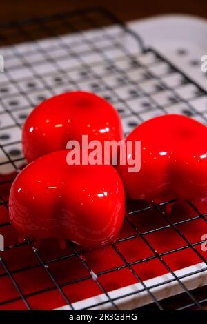 Mousse Cake Red Pear Caramel deliziosa mousse di fragole Foto Stock