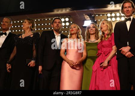 23 maggio 2023, Cannes, Cote d'Azur, Francia: Cast e equipaggio tra cui TOM HANKS e SCARLETT JOHANSSON partecipano alla proiezione di 'Asteroid City' di WES ANDERSON durante il 76th° Festival annuale di Cannes al Palais des Festivals il 22 maggio 2023 a Cannes, Francia (Credit Image: © Mickael Chavet/ZUMA Press Wire) SOLO PER USO EDITORIALE! Non per USO commerciale! Foto Stock