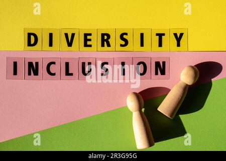 Inclusione NELLA DIVERSITÀ dei messaggi. Parole motivazionali Quotes concetto. Sfondo colorato. Concetto creativo minimalista. ide di uguaglianza Foto Stock