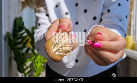 Perdita di capelli sul pettine, massaggio spazzola di legno con un grumo di capelli, problema di crescita, cura dei capelli. Perdita di capelli causa dalla famiglia h Foto Stock