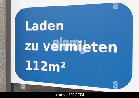 Accedi alla vetrina del negozio in Germania dicendo Store for Rent Foto Stock