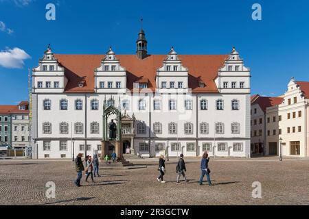 Municipio di Wittenberg con il monumento del riformatore Martin Lutero in piedi di fronte ad esso Foto Stock