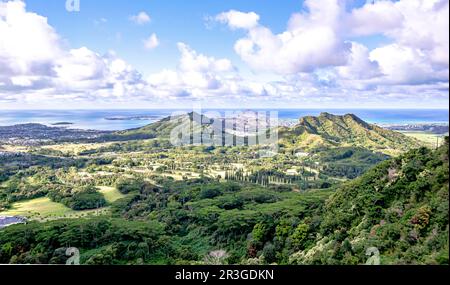 Nuuanu Pali Lookout in una bella giornata di sole Foto Stock