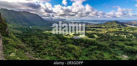 Nuuanu Pali Lookout in una bella giornata di sole Foto Stock