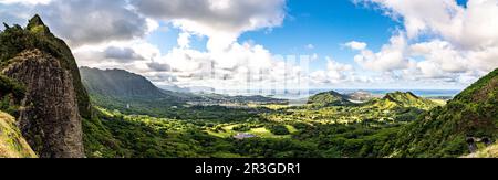 Nuuanu Pali Lookout in una bella giornata di sole Foto Stock