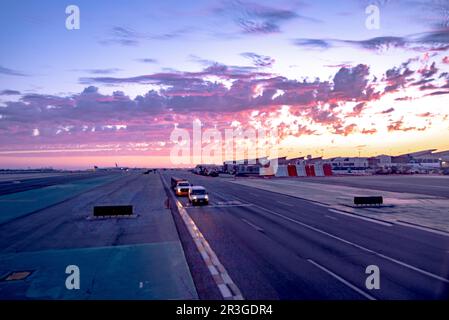 Bellissimo tramonto al terminal dell'aeroporto di Los angeles e al tarmac Foto Stock