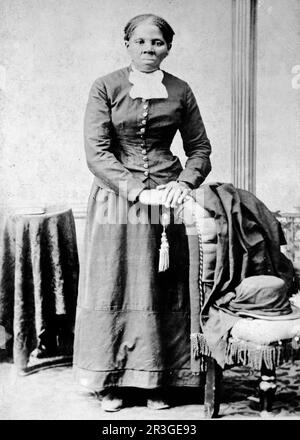 Harriet Tubman, ritratto a figura intera, in piedi con le mani sul retro di una sedia Foto Stock