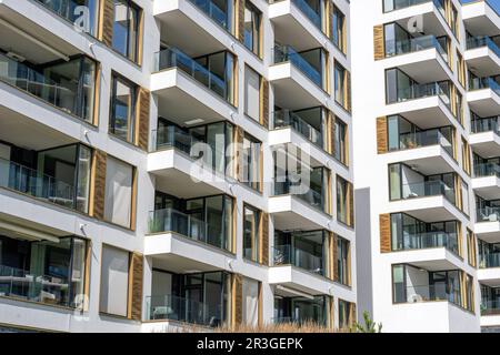 Particolare di un moderno edificio bianco di appartamenti visto a Berlino, Germania Foto Stock