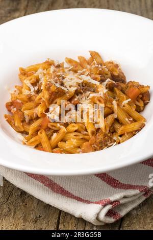 Rigatoni Pasta mit Tomatensauce Foto Stock