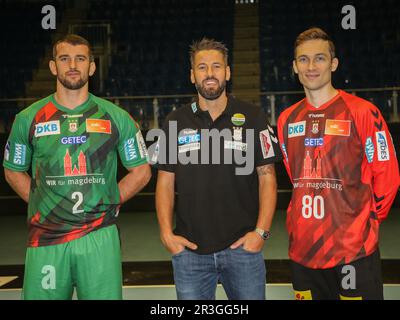 Allenatore capo Bennet Wiegert con le nuove firme Lucas Meister, Nikola Portner SC Magdeburg stagione 2022-23 Foto Stock