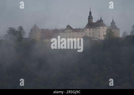 Nebbia nella valle del fiume vicino langenburg Foto Stock