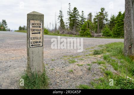 Segnaletica in pietra nel Parco Nazionale di Harz con indicazioni per Torfhaus, Ilsenburg, cascate di Ilse Foto Stock