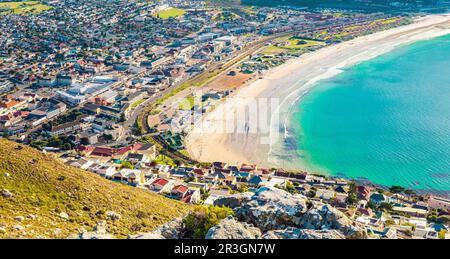 Fish Hoek quartiere residenziale vista dalla cima della montagna Foto Stock