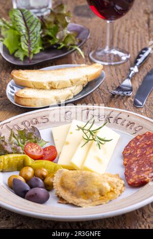 Empanadas e tapas spagnole su un piatto Foto Stock