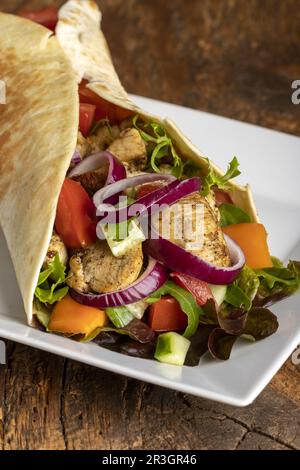 DÃ¼rÃ¼m avvolgimento a sandwich su legno Foto Stock