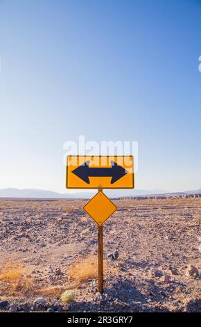 Death Valley, California. Indicazione di direzione nel mezzo del deserto Foto Stock