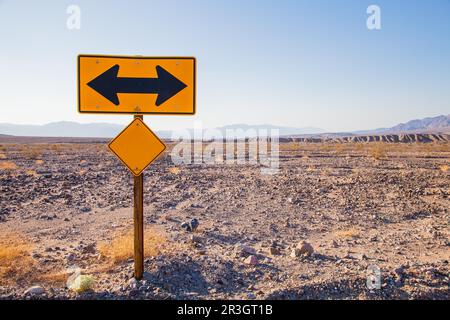 Death Valley, California. Indicazione di direzione nel mezzo del deserto Foto Stock