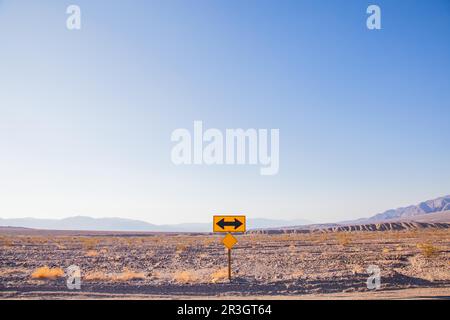 Death Valley, California. Indicazione di direzione nel mezzo del deserto Foto Stock