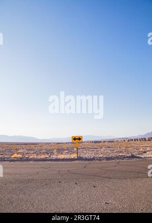 Death Valley, California. Indicazione di direzione nel mezzo del deserto Foto Stock