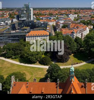 Vista dalla torre del municipio all'edificio amministrativo di Nord LB, Hannover, Germania, Europa Foto Stock