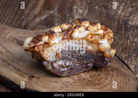 Arrosto di maiale bavarese su legno Foto Stock