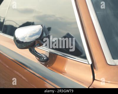 Veduta laterale specchio di una vecchia auto d'epoca, concettuale vintage sfondo con spazio per il testo Foto Stock
