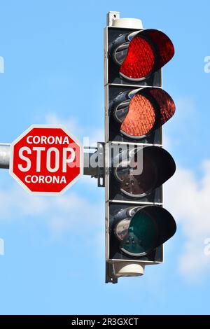 Passaggio del semaforo corona dal rosso al rosso scuro pericoloso Foto Stock