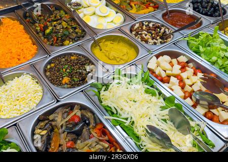 Buffet di insalate con ampia scelta Foto Stock