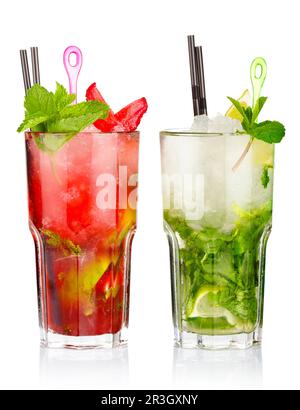 Due mojito cocktail con fragole e lime frutta isolato su sfondo bianco Foto Stock