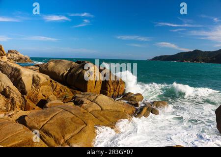 Onde che si infrangono sulle rocce Foto Stock