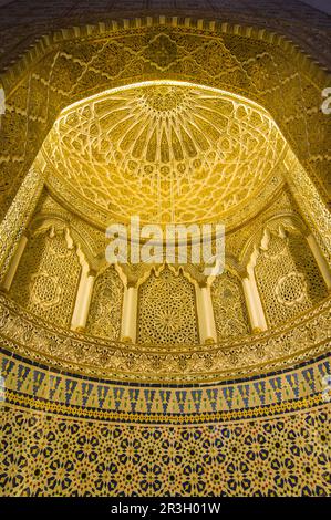 Cupola dorata all'interno della magnifica Grande moschea, Kuwait City, Kuwait Foto Stock