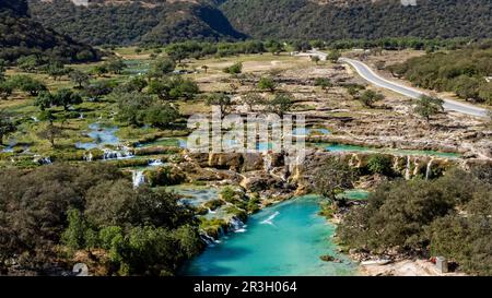 Antenna di cascate turchesi, Wadi Darbat, Salalah, Oman Foto Stock