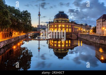 Il Museo del Bode, la Torre della Televisione e il fiume Sprea a Berlino prima dell'alba Foto Stock