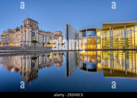 Il Reichstag e parte della Paul-Loebe-Haus sul fiume Sprea a Berlino al crepuscolo Foto Stock