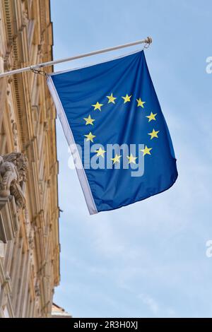 Bandiera europea su un edificio nella città del Parlamento europeo a Strasburgo, Francia Foto Stock