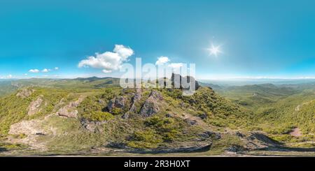 Visualizzazione panoramica a 360 gradi di Estate montagne con rocce. nuvole di sole, vegetazione, verde. Immagine con panorama sferico 3D con angolo di visualizzazione di 360 gradi. Pronto per reali virtuali