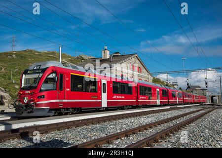 Stazione ferroviaria Bernina, Ferrovia Retica, Bernina Express, Grigioni, Svizzera Foto Stock