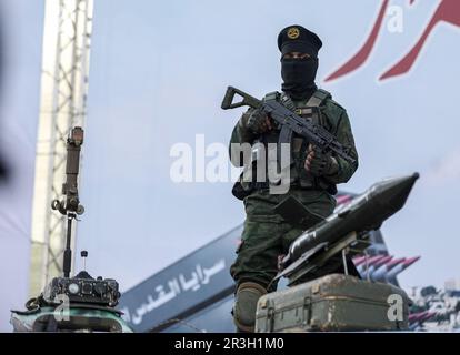 Gaza, Palestina. 19th maggio, 2023. Il combattente della Jihad islamica partecipa a una commemorazione dei leader armati e degli attivisti uccisi da Israele nei cinque giorni di lotta, a Gaza City. (Foto di Yousef Masoud/SOPA Images/Sipa USA) Credit: Sipa USA/Alamy Live News Foto Stock