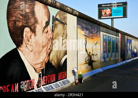 Bacio fraterno, Brezhnev bacia Honecker, dipinto di Dmitri Vrubel, Muro di Berlino, East Side Gallery Foto Stock