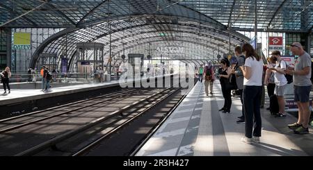 Berlin Hauptbahnhof, piattaforma S-Bahn di livello superiore, Stadtbahn, Berlino, Germania, Europa Foto Stock