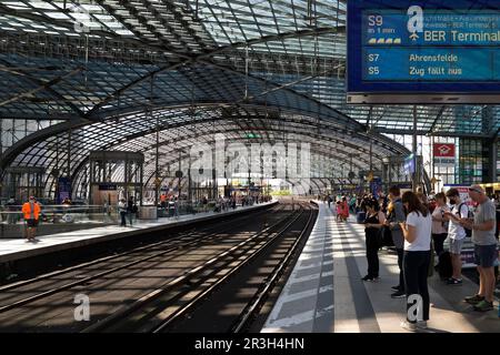 Berlin Hauptbahnhof, piattaforma S-Bahn di livello superiore, Stadtbahn, Berlino, Germania, Europa Foto Stock