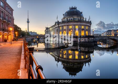 Il fiume Sprea a Berlino prima dell'alba con il Bode-Museum e la Torre della Televisione Foto Stock